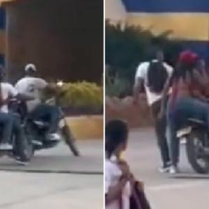 Momentos en los que el joven que descubre la infidelidad se topa con la pareja a bordo de una motocicleta