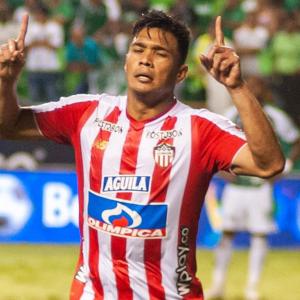 Teófilo Gutiérrez celebrando un gol con la camiseta de Junior en el estadio Palmaseca de Cali, ciudad a la que volverá