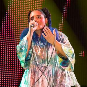 Lido Pimienta durante una presentación