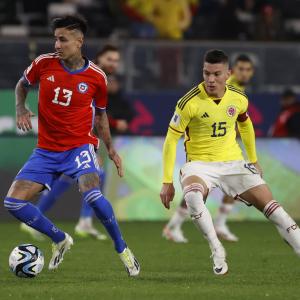 Matheus Uribe en la disputa de una pelota