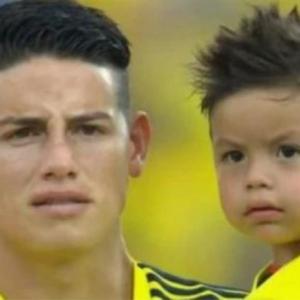 James Rodríguez y su hijo Samuel durante el acto protocolario previo al partido entre Colombia y Uruguay