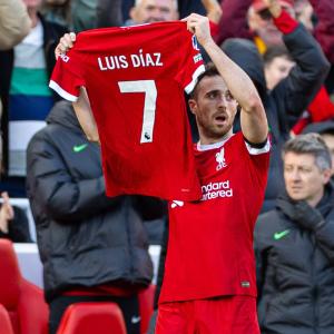 Homenaje rendido a Luis Díaz durante el más reciente partido de Liverpool