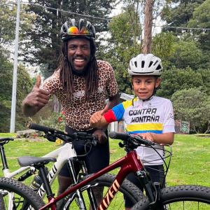 El joven Santiago Ayure muestra su bicicleta