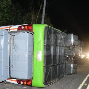 El bus volcado sobre la carretera tras la tragedia