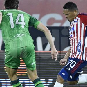 Carlos Bacca afrontando un ataque con Junior