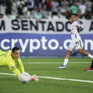 José Enamorado dispara al arco de Botafogo