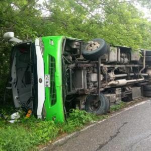 Momento en que llegan unidades de emergencia a atender el siniestro