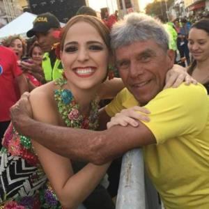 Ricardo Corena abraza a la reina del Carnaval en el año 2017, Stephanie 'Fefi' Mendoza
