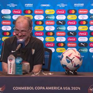 Marcelo Bielsa y Maximiliano Araujo riéndose de la situación que se presentó en la rueda de prensa. 