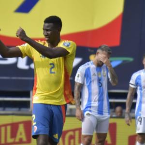 Yerson Mosquera celebra la obtención del gol