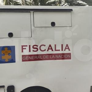 Camión de Medicina Legal instalado a las afueras de una de las sedes de Fiscalia