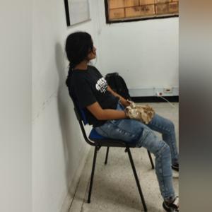 La joven con las manos envueltas con bolsas para evitar que se perdieran rastros de pólvora