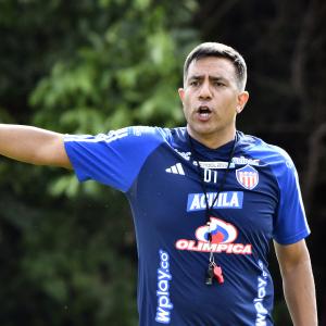 César Farías, DT de Junior, en un entrenamiento con el equipo barranquillero