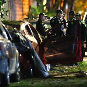 Militares y policías inspeccionan la zona de una explosión este miércoles, en Jamundí (Colombia). Una granada estalló este miércoles en las inmediaciones de la estación de Policía del municipio colombiano de Jamundí, a tan solo 27 kilómetros de Cali, donde este lunes arranca la COP16, ataque que solo dejó daños materiales por el momento