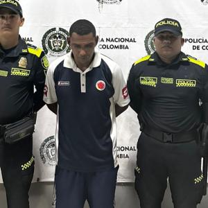 ‘Cinco pesos’ fue identificado por la Policía y sacado del estadio Metropolitano.