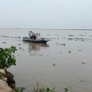 Grupo de Guardacostas en el río Magdalena.