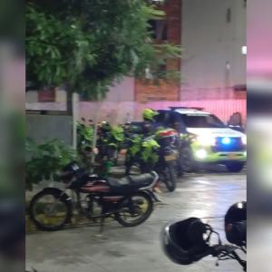 La Policía atendiendo asesinato en Las Gardenias.