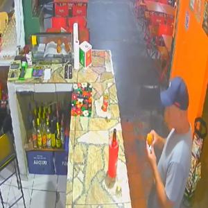 Captura de video de explosión de empanada en la cara de cliente.