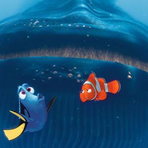 Dory y el padre de Nemo en su encuentro con la ballena en 'Buscando a Nemo'