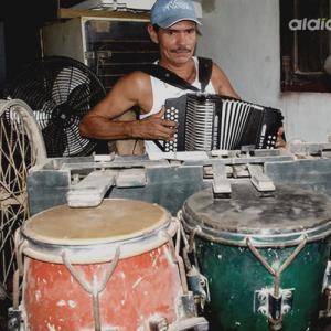 El invento fue producto de una ‘pelea’ con los músicos con quienes tocaba fiestas a lo largo y ancho de su natal San Carlos