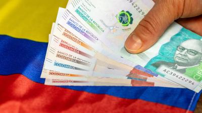 Dinero colombiano contándose.