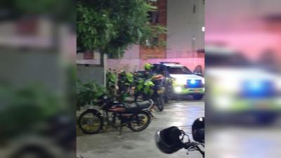 La Policía atendiendo asesinato en Las Gardenias.