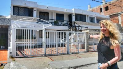 Turista visitando la antigua casa de Shakira en Barranquilla.