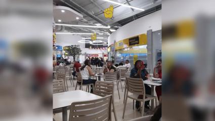 Momento del robo, captado en video por personas presentes en el Centro Comercial. 