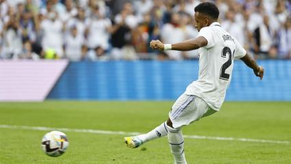 Rodrygo Goes patea el penal que sentenció el triunfo 3-1 del Real Madrid sobre el Barcelona. 