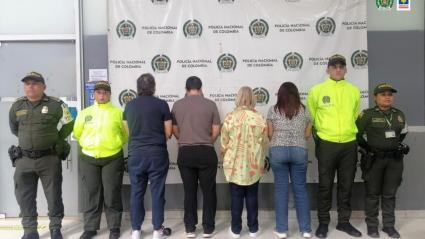 Capturados y agentes de Policía. 