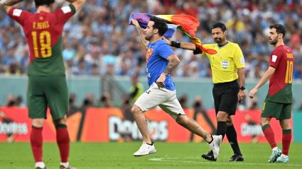 El hincha invadió la cancha en medio del partido entre Portugal y Uruguay