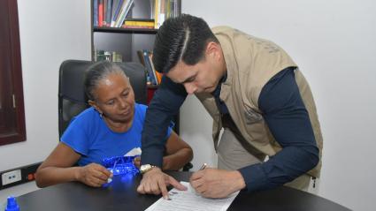 La mujer recibió oficialmente su documento este martes.