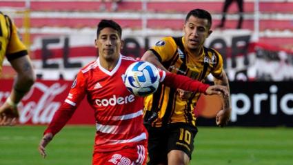 Michael Ortega peleando un balón con Rodrigo Aliendro.