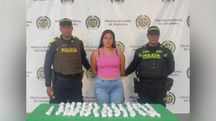 La joven capturada junto a una parte de las mil dosis incautadas