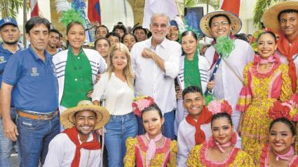 Eduardo Verano, Gobernador elegido; Elsa Noguera, actual mandataria, y una comitiva cultural que antecedió al encuentro de ambos