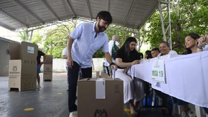 El alcalde Jaime Pumarejo depositó su voto en horas de la mañana de este domingo