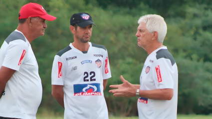 Julio Comesaña junto a Arturo Reyes en una conversación de planeación técnica