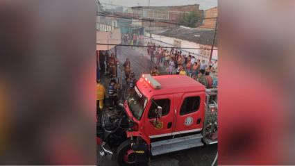 Momento en que el cuerpo de bomberos llega a contener las llamas