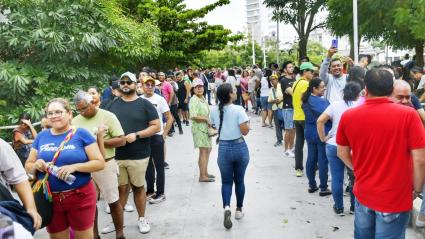 Varios de los barranquilleros que llegaron a reclamar una boleta para ver a 'Meme' Cure