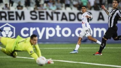 José Enamorado dispara al arco de Botafogo