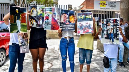 Algunos familiares protestando a las afueras de Medicina Legal.