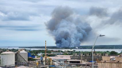 En las imágenes se puede observar una nube gigantesca de humo que puede ser divisada desde diferentes puntos de la ciudad.