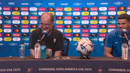 Marcelo Bielsa y Maximiliano Araujo riéndose de la situación que se presentó en la rueda de prensa. 