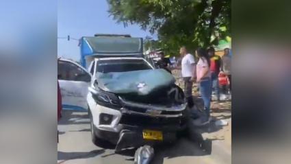 En el siniestro vial se vieron involucrados una ambulancia y una motocicleta.