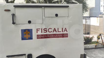 Camión de Medicina Legal instalado a las afueras de una de las sedes de Fiscalia