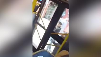 Momento en que rompen una de las puertas del bus