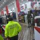 Oficiales de la Policía en medio  del operativo, ejecutado en diferentes sedes del establecimiento comercial. 