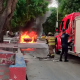 Momento en que los bomberos descienden del camión para controlar las llamas