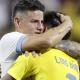 Luis Díaz y James Rodríguez se abrazan en la celebración del paso a la final de Colombia