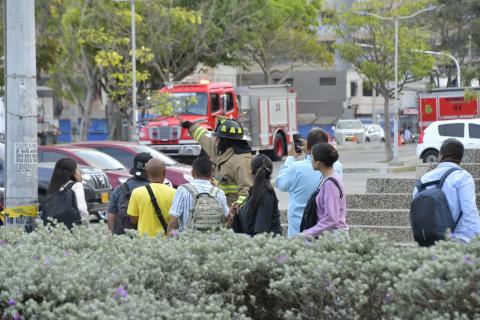 Una unidad del Cuerpo de Bomeros de Barranquilla atiende la emergencia